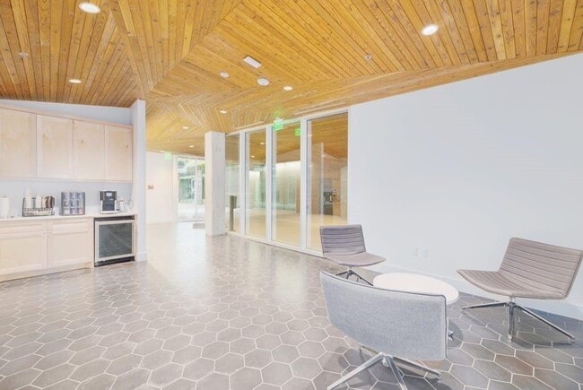 Building Photo - 900 S 1st St