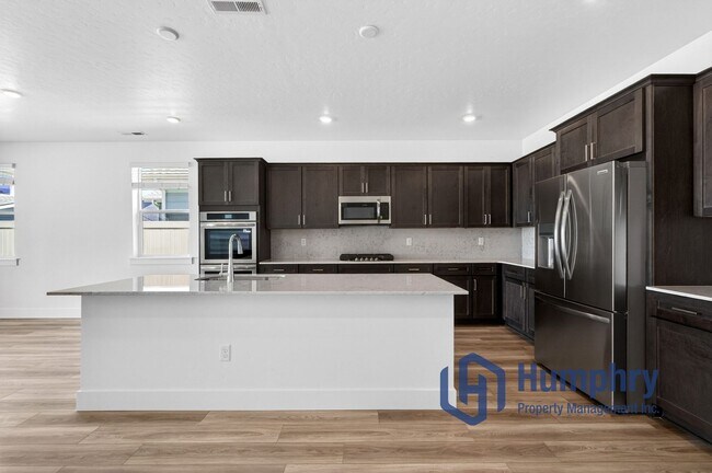 Building Photo - Beautiful home minutes from Costco