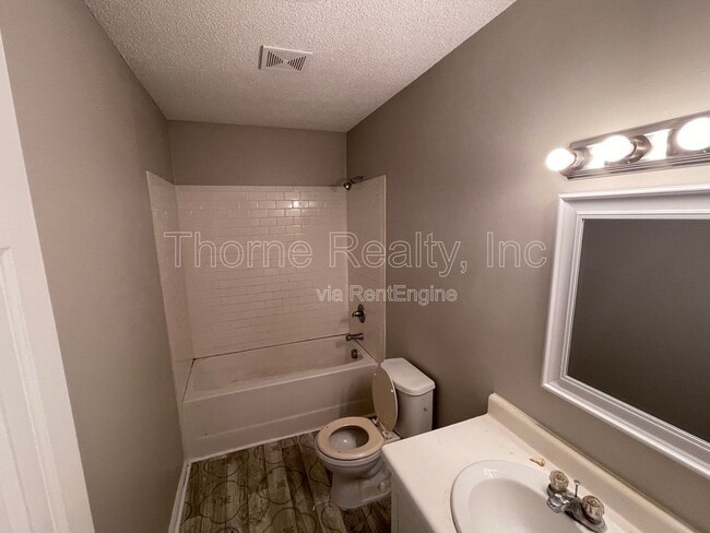 Building Photo - 406 E Northern Blvd