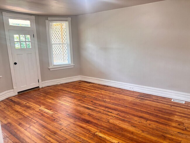 Building Photo - 4 Bedroom, 2 Full Baths Harrisburg House for Rent