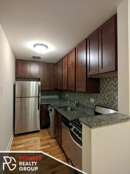 Building Photo - 557 W Arlington Pl
