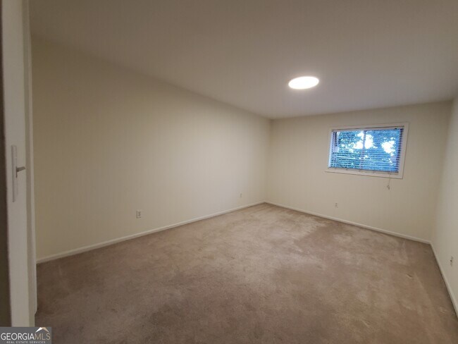 Building Photo - 5400 Roswell Rd