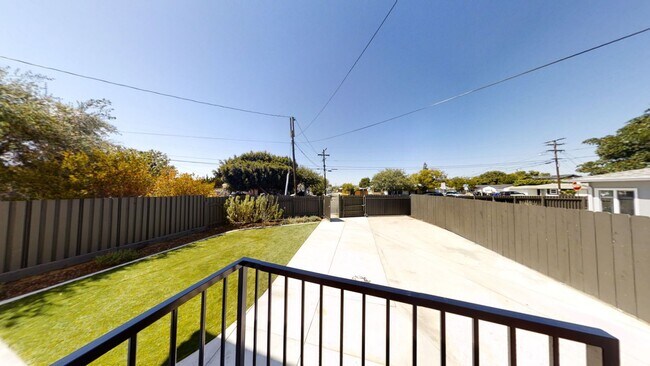 Building Photo - 4BD/2BA, Great Outdoor Space!