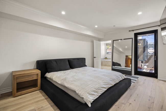 Building Photo - 122 N Clark Dr