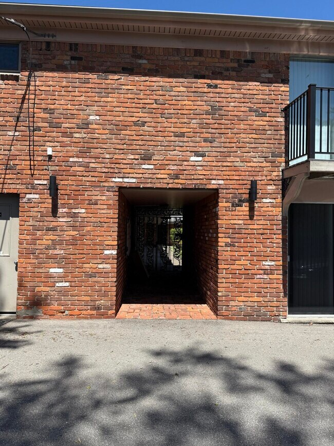 Building Photo - 620 E Lincoln Ave