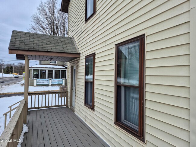 Building Photo - 524 Maple Ave