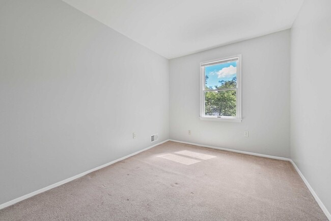 Building Photo - Ready Now! 3 bedroom Townhouse in Annapolis!