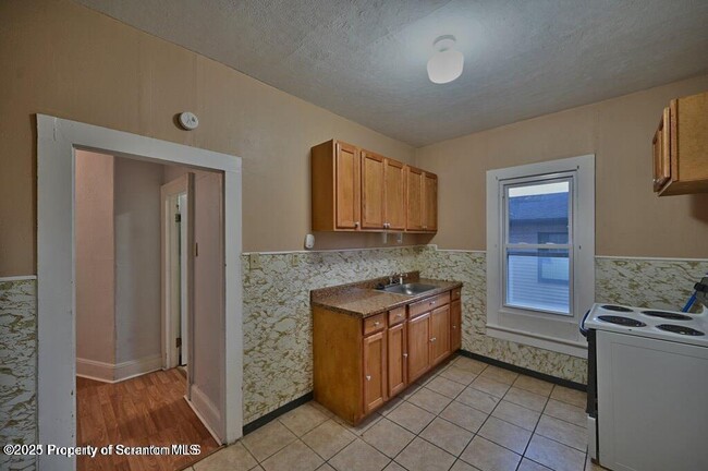 Building Photo - 1416 Capouse Ave
