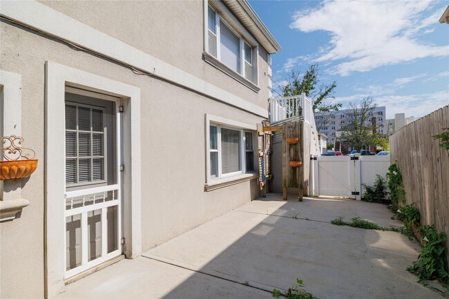 Building Photo - 517 E Broadway