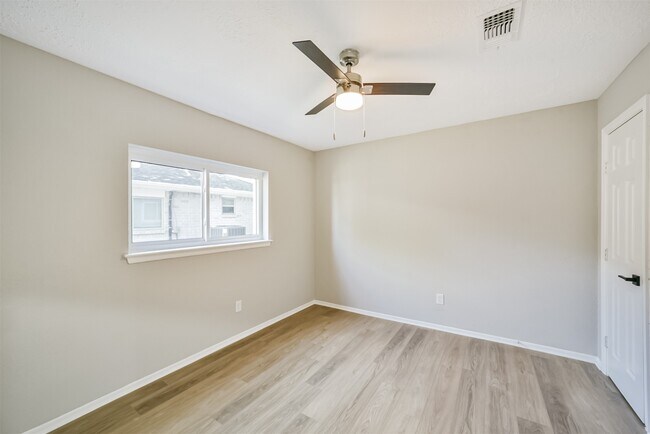 Building Photo - 10826 Thorncliff Dr