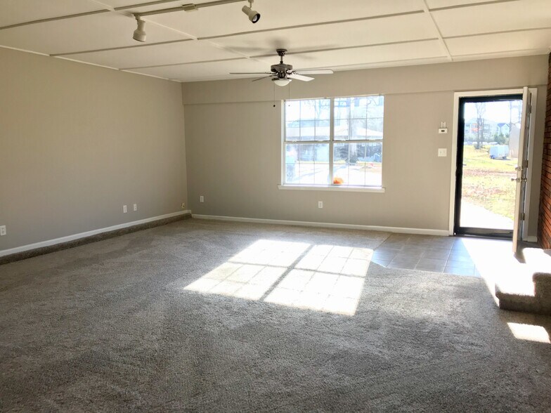 Den - 9225 Amos Rd