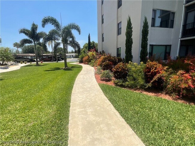 Building Photo - 121 Country Club Dr