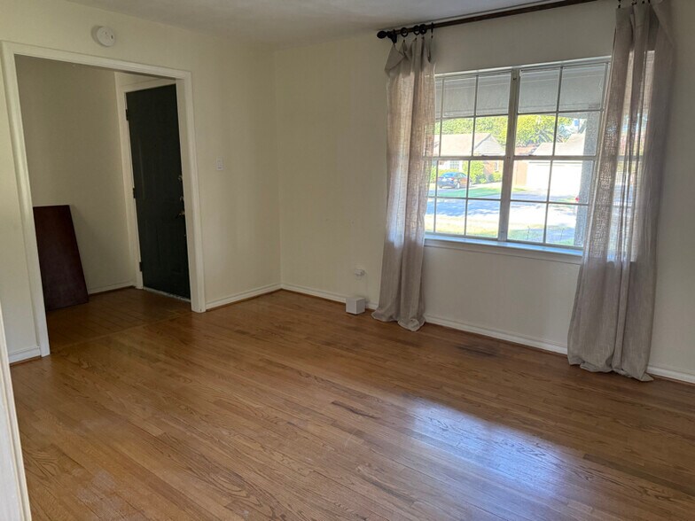 Building Photo - 105 S Weatherred Dr