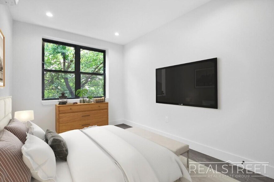 Building Photo - NO FEE! Grand Spacious 2 Bed in Prime Crown Heights