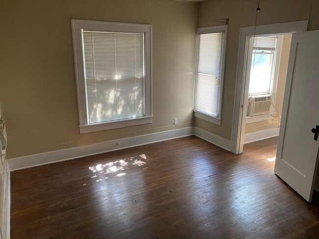 Building Photo - ONE BEDROOM ONE BATH