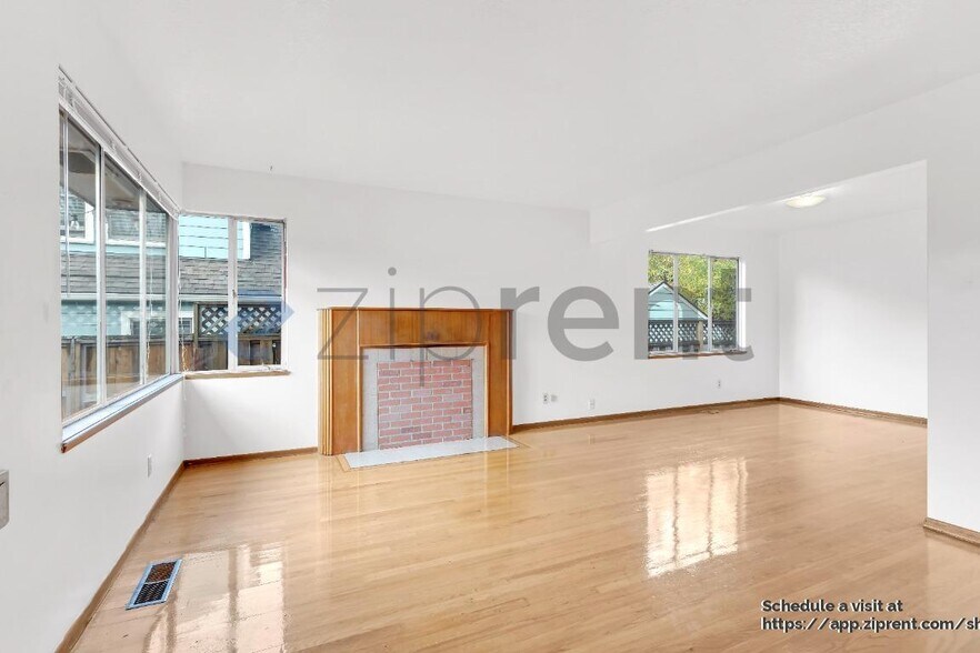 Building Photo - 6115 NE Clackamas St