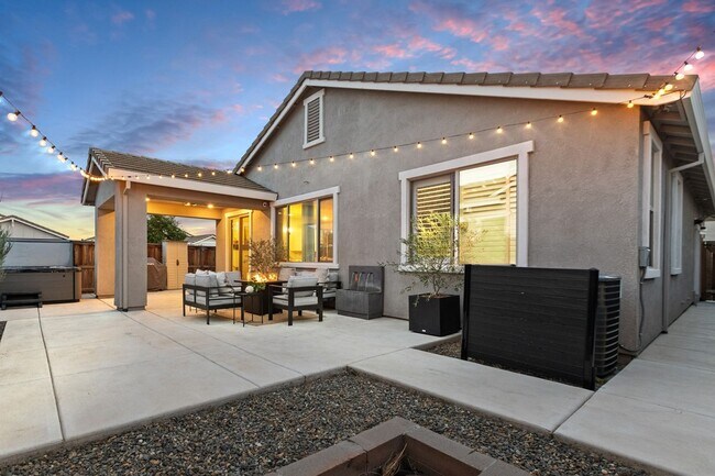 Building Photo - Newer Home on Large Corner Lot with Lots of Natural Light!