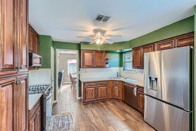 Building Photo - 4910 Pelham Dr