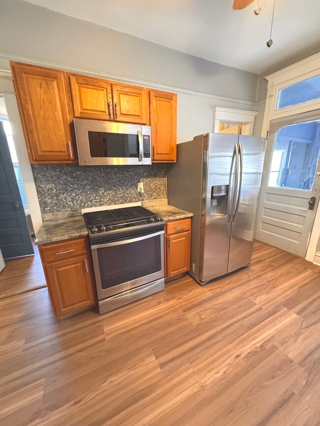 Building Photo - 2927 N Sacramento Ave