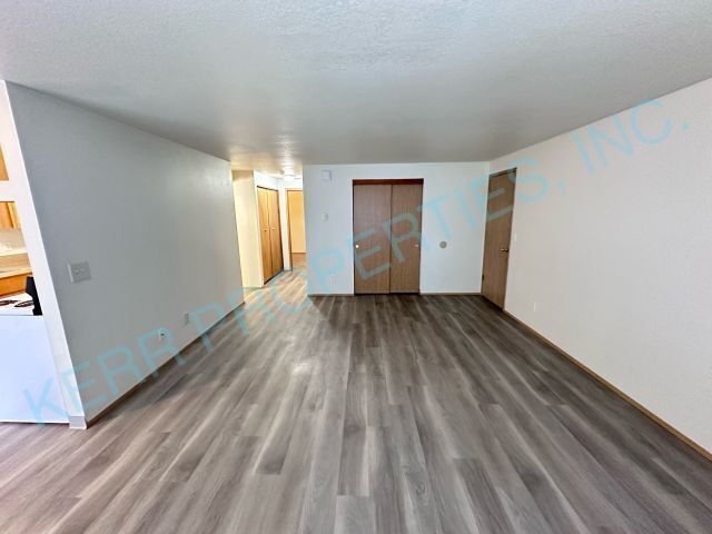 Building Photo - Charming 2-Bedroom Multiplex in Portland with Cozy 862 Sq Ft Layout - Perfect for Urban Living!