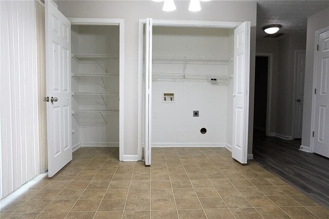 Building Photo - 130 Springbottom Dr SE