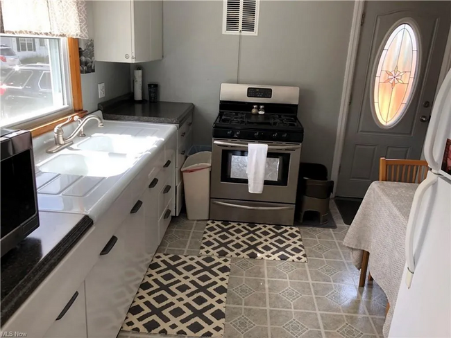 Building Photo - Spacious Two bedroom in Painesville!