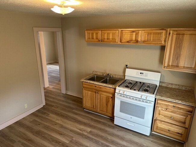 Building Photo - 2 Bedroom, 1 Bathroom Home with large backyard, near Downtown Springdale