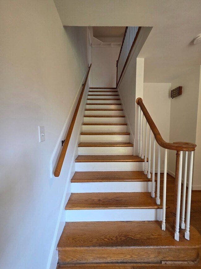 Building Photo - Larchmont