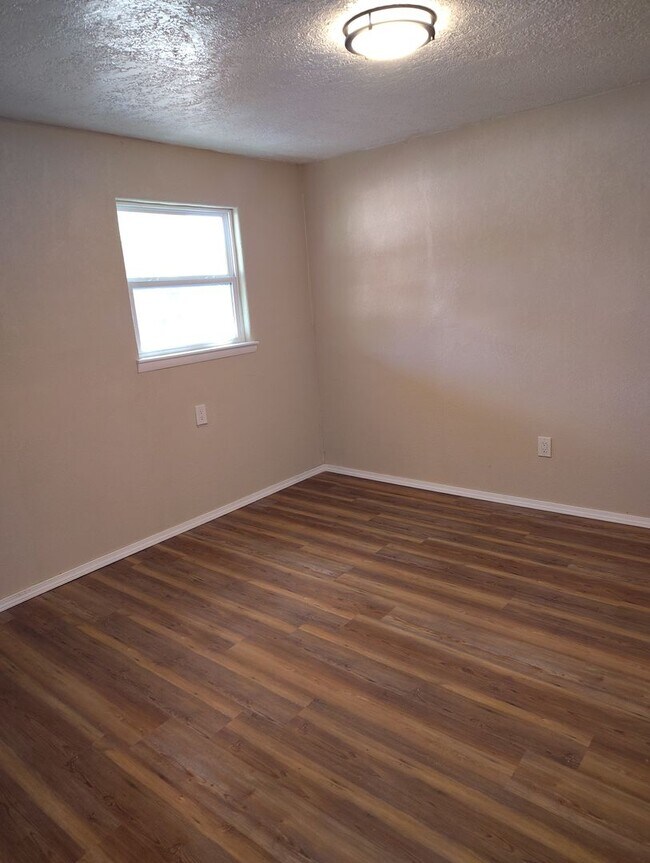 Building Photo - Available for Immediate Move - 1 Bed 1 Bath - Utilities included OPEN HOUSE 05/09/26 12-2
