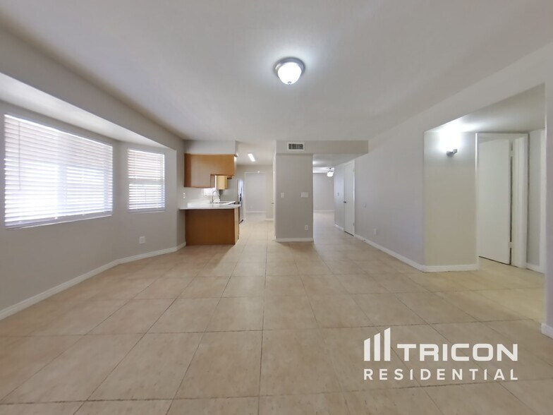 Building Photo - 8602 W Sells Dr