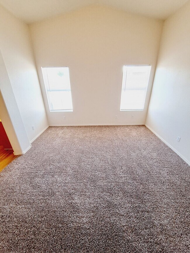 Building Photo - 3 bed 2 bath home in Huning Ranch