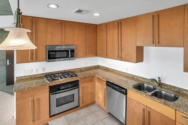 Building Photo - Gorgeous downtown unit! Views from every room!