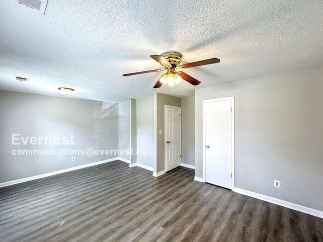 Building Photo - Spacious 3 Bed, 1 Bath Home with Fenced Yard and Off-Street Parking