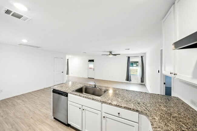 Building Photo - 3 Bedroom Single-Story Home for Rent with ...