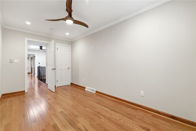 Building Photo - 709 Clyde St