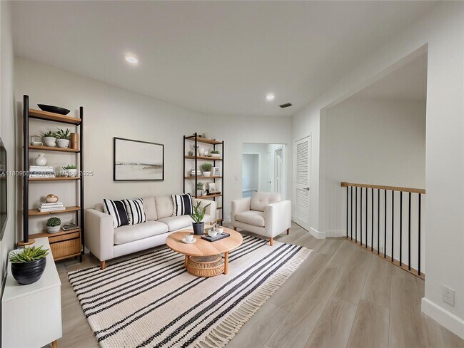 Building Photo - 2556 Jardin Manor