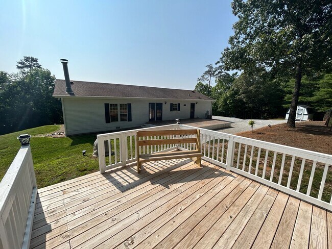Building Photo - Leicester - Immaculate home on 3/4 acre