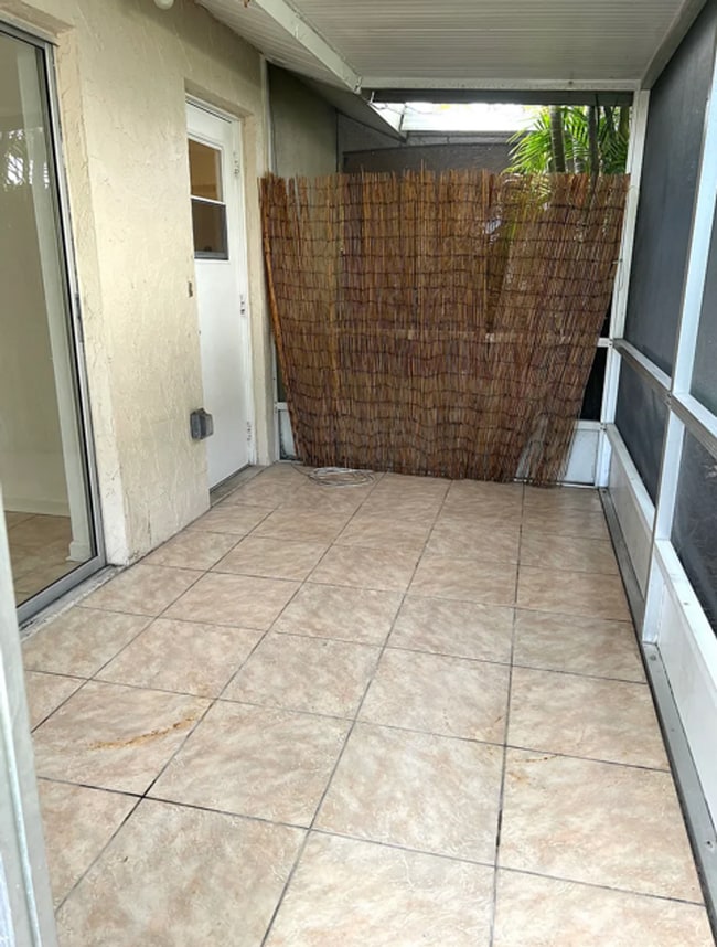 Building Photo - Spacious 2/1 duplex home in the Imperial Shores neighborhood