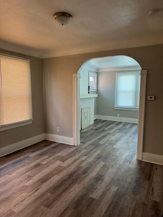 Building Photo - Cozy 2-bedroom, 1-bathroom apartment