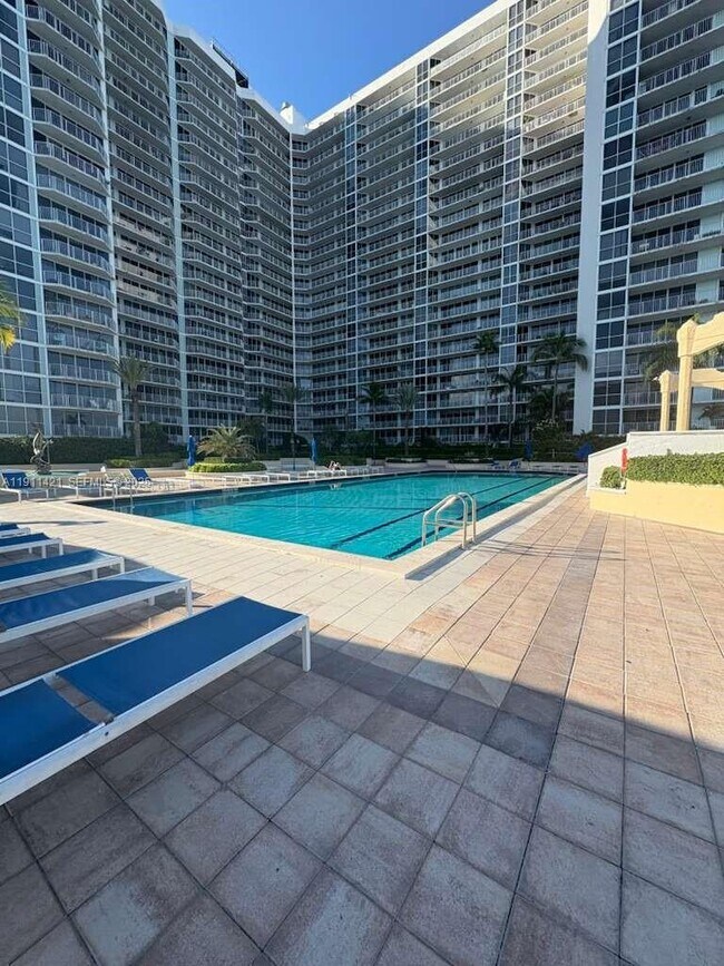 Building Photo - 7601 E Treasure Dr