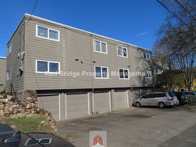 Building Photo - 131 SE 22nd Ave