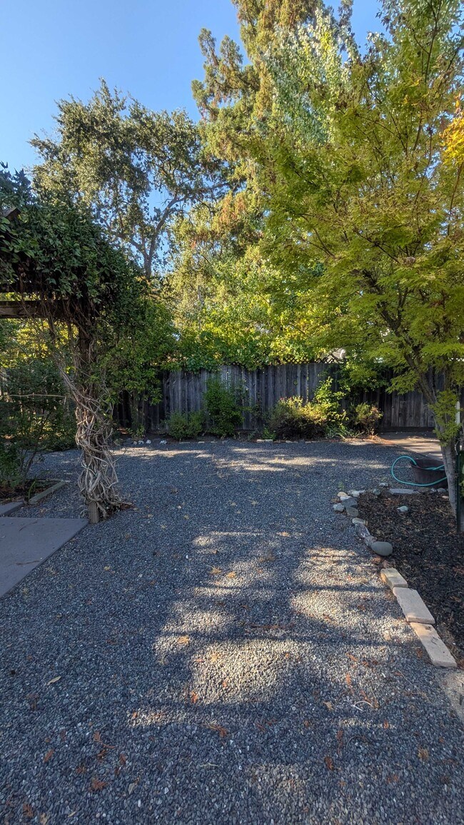 Building Photo - 405 N Cloverdale Blvd