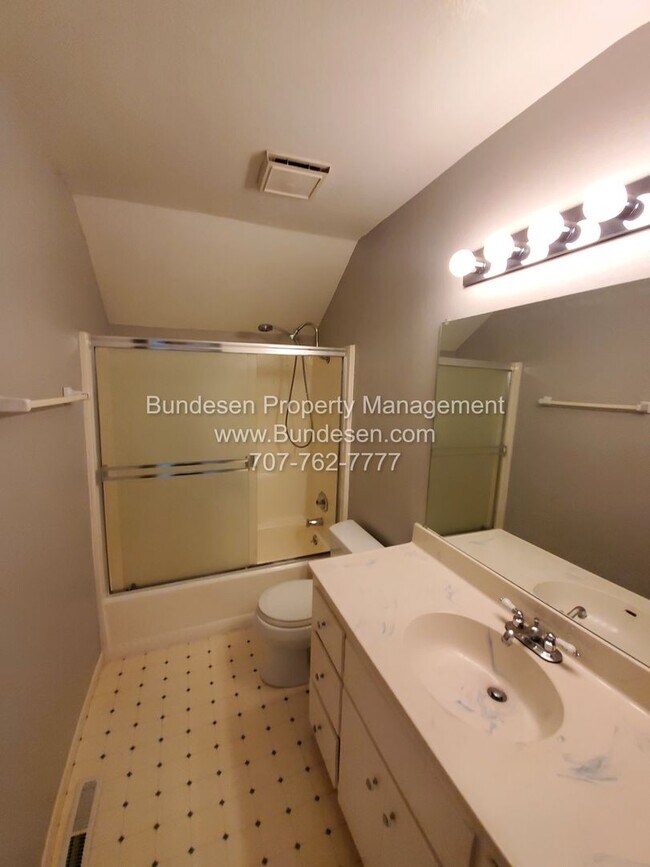 Building Photo - Beautiful 4 Bedroom Home with Pool – Easts...