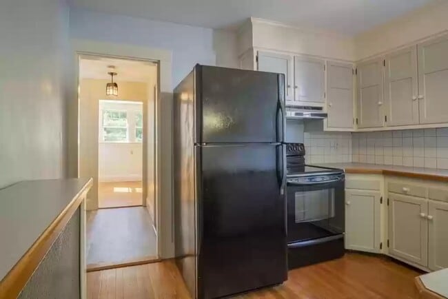 Kitchen - 193 Lynn Shore Dr