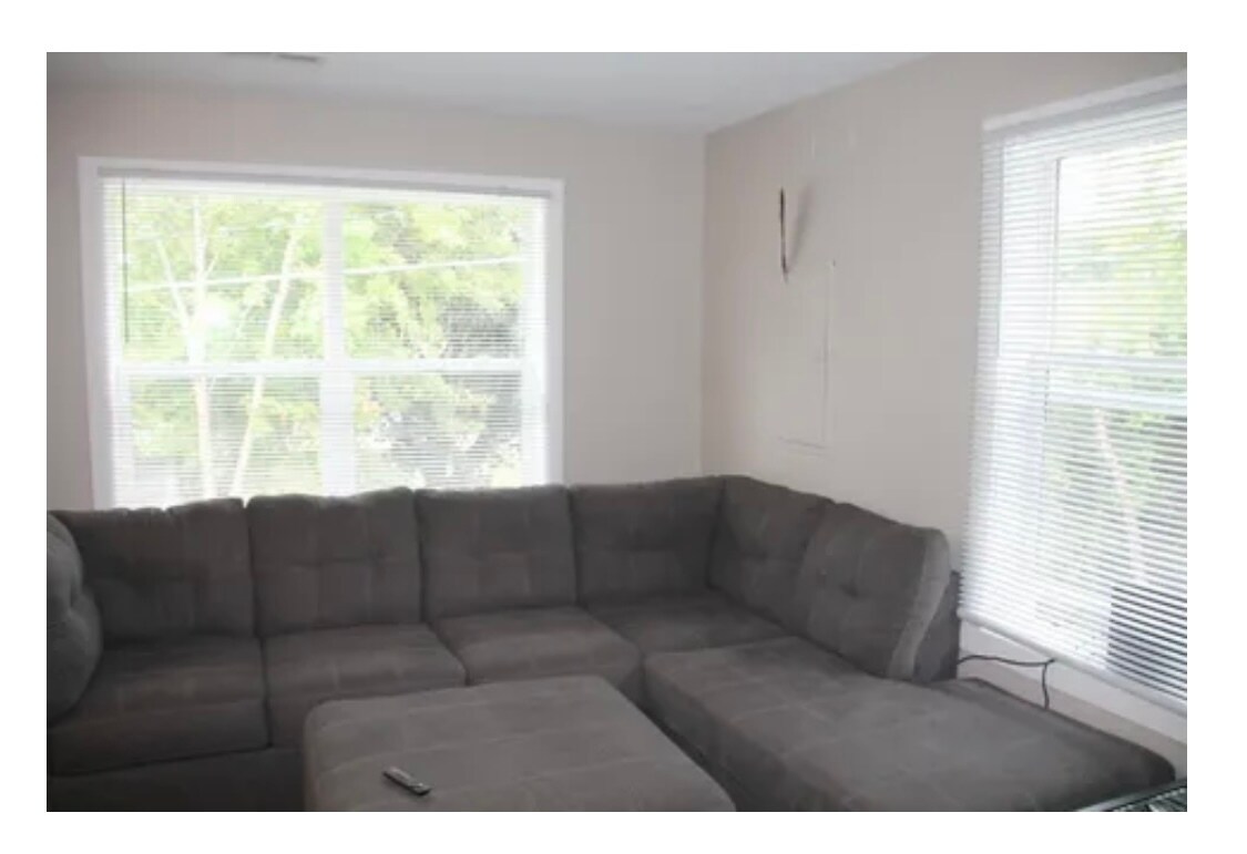 Building Photo - 84 Curtice St E