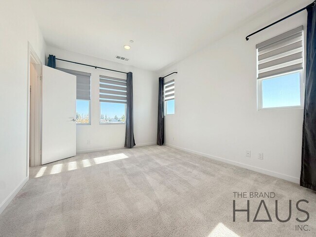 Building Photo - Modern Farmhouse-Style 2Bed 2.5Bath Twenty8 Walk Gated Community