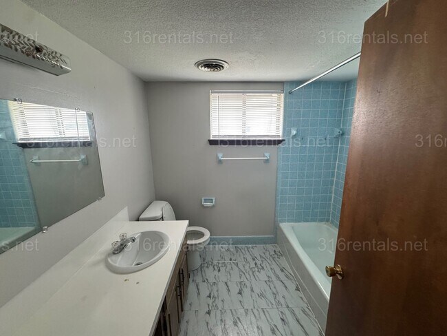 Building Photo - $850- 2 bed 1 bath - Townhomes