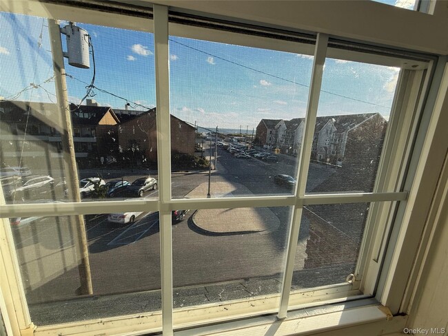 Building Photo - 801 E Broadway