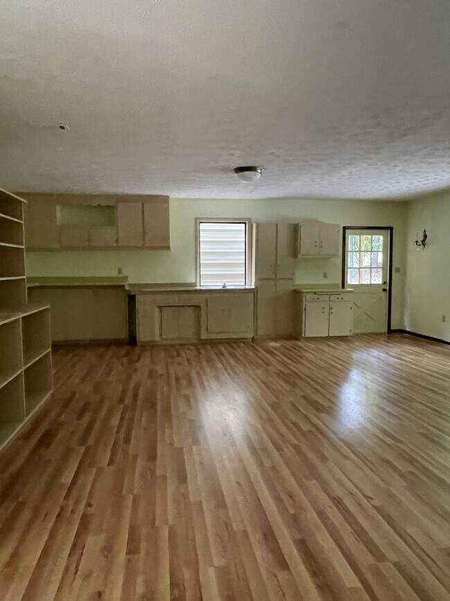 Building Photo - 170 Longview Dr