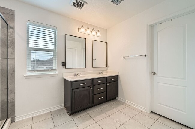 Building Photo - Convenient to Lackland!